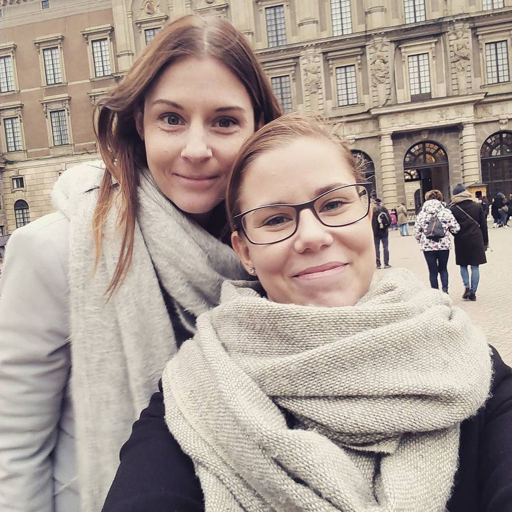 currykorven's tweet photo. Idag har jag och bästa @yvettestrom varit på slottet och tittat på kungliga brudklänningar! 👑👗❤️ #rojalist https://t.co/E34ikGYY8x