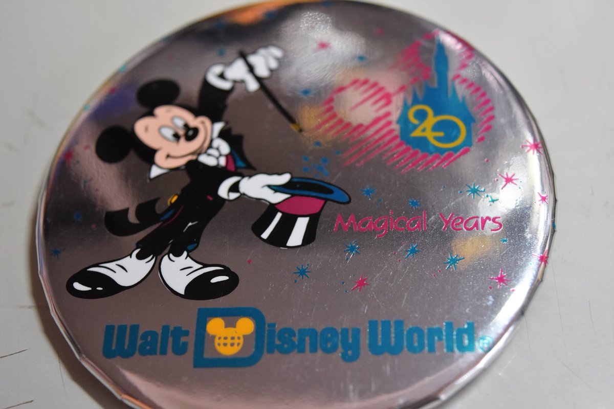 Naosuz Auf Twitter 昔 買った 東京ディズニーランド の缶バッチが出てきました １９９０年代の ワールドフェア の物です 海外のディズニーランドの物も売られていました 東京ディズニーランド 缶バッチ ｔｄｒ Tdr History ミッキー ワールドフェア