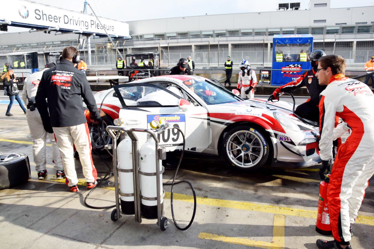 Frikadelli_R's tweet photo. After lap 19: pit stop J2 Porsche #107. John Shoffner out, @ArnoKlasen back in again #VLN #NRING https://t.co/eRyrndpHVx