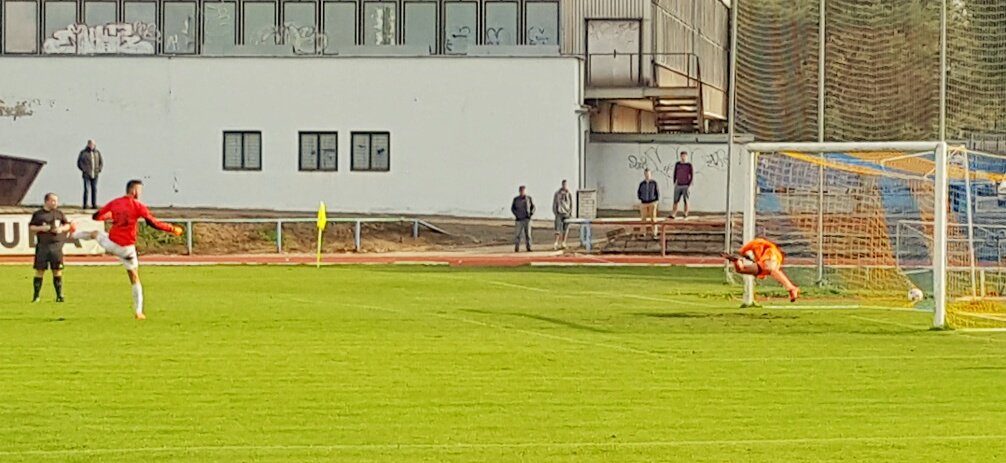 mojeNera's tweet photo. Fotbalisté @FKNeratovice vybojovali v divizním souboji s Rakovníkem 2 b. Rozhodující penaltu vstřelil gólman Dědek. https://t.co/MVRRAOzWPC