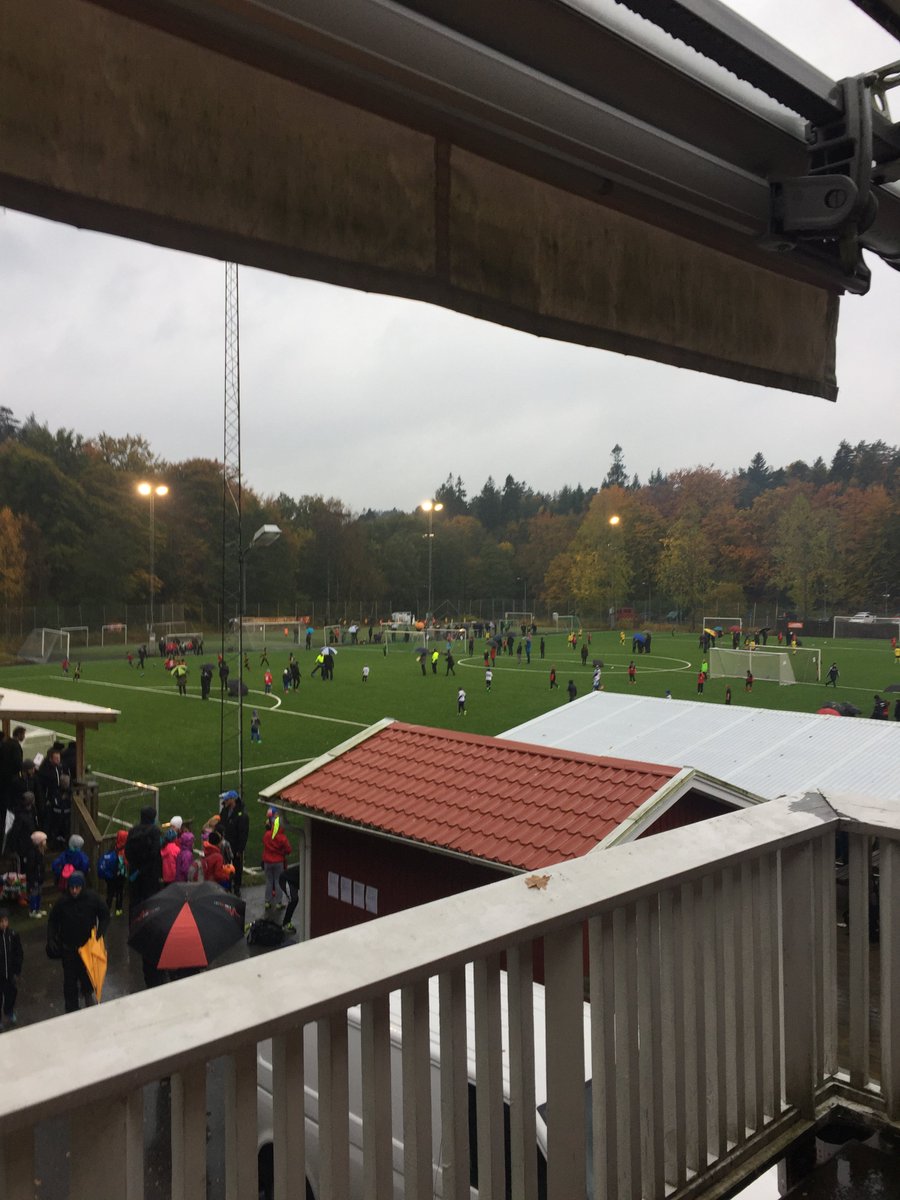 OrgryteFotboll's tweet photo. 45 lag trotsar vädret för #WFM2016. #ÖIS-gården är full av fotbollsglada ungdomar. https://t.co/UwgQGZ58cs