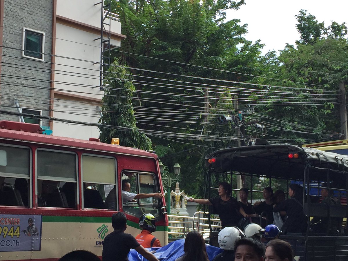LayHanChanBaek's tweet photo. บนเส้นทางไปสนามหลวงที่ติดขัด เราเห็นพี่ผู้หญิงในรถทหารพยายามยื��นมือสุดแขนเพื่อแจกข้าวห่อให้คุณลุงคนขับรถเมล์ ช็อตนี้ทำเราเกือบร้องไห้เลยอ่ะ https://t.co/CktpVnu2Yj