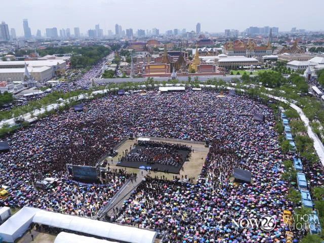 hiiarbonlang's tweet photo. อยากเห็นคนไทยรักกันแบบนี้ไปตลอด #สรรเสริญพระบารมี https://t.co/oKPVqu6qvV