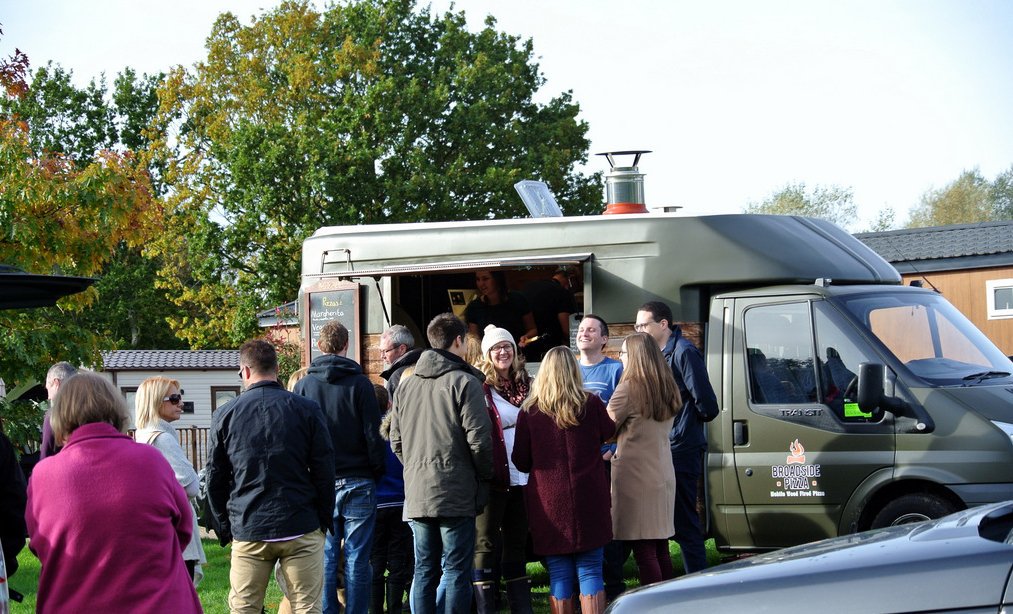 broadside_pizza's tweet photo. Missed us on Thursday? We'll be making delicious pizza tonight from 7pm at the Black Lion,Buxton. Live music, great beers and pizza!#buxton https://t.co/0yHd5a7nbV