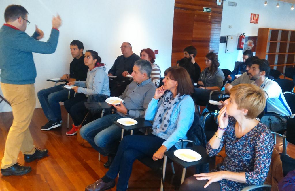 CongresoSoria's tweet photo. Taller enogastronómico de la @RutaVinodeRueda en #CongresoSG16 #RVRueda https://t.co/32NprJ97RC