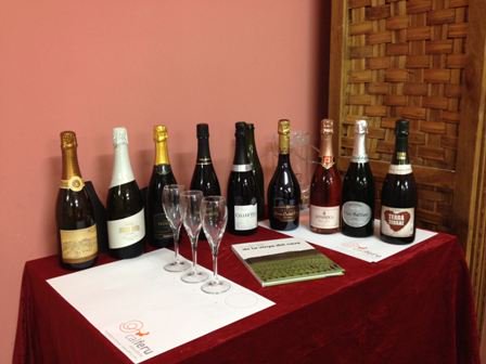 III CAVA FESTA a #zegama. Es poden tastar fins a 9 caves seleccionats amb un tast a cegues organitzat per <a href="/calferu/">Cal Feru</a>. Avui continuem!