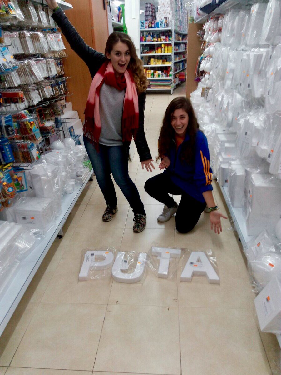 criis_giil's tweet photo. A ver si sabéis cómo ha utilizado el manitas las letras de corcho. ¡Esto es una manualidad Art-Attack @LovelyMoments2 @saaab94 https://t.co/t2F91wGlB1