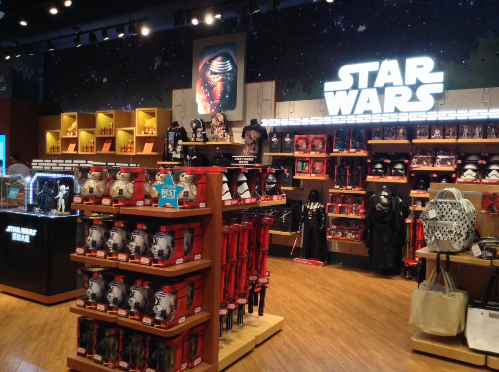スター ウォーズ ウェブログ 理由あって中国 上海にいます 世界最大のディズニーストアである ディズニーストア 上海に行ってきました スター ウォーズ コーナーも展開されており 日本のストアでは見られないグッズも スターウォーズ Starwars スター ウォーズ ウェブログ 理由あって中国 上海にいます 世界最大のディズニーストアである ディズニーストア 上海に行ってきました スター ウォーズ コーナーも展開されており 日本のストアでは見られないグッズも スターウォーズ Starwars