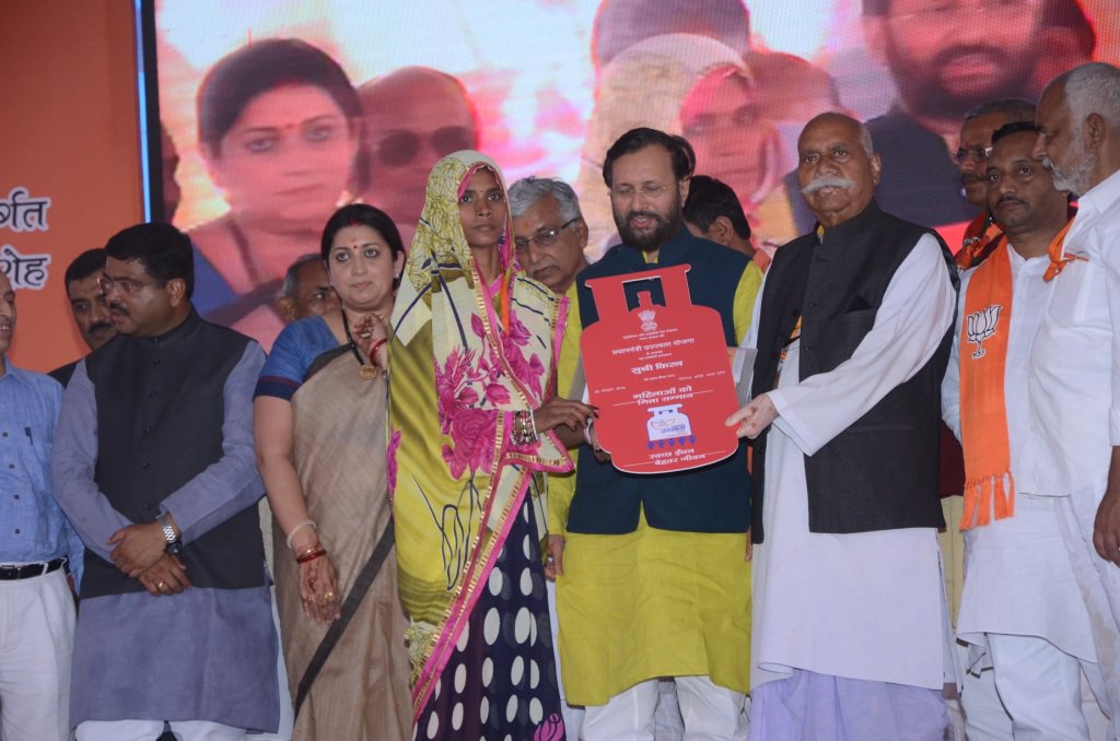 dpradhanbjp's tweet photo. Distributed LPG Connections to BPL women under #PMUjjwalaYojna at JNV ground Amethi along with @PrakashJavdekar ji &amp; @smritiirani ji. https://t.co/AQePB6B7u0