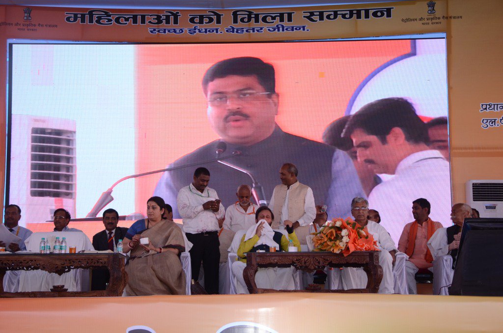 dpradhanbjp's tweet photo. Till 2014 only 1 lakh families in Amethi had access to LPG. In the last 2 yrs we have provided another one lakh connections in the district. https://t.co/jB6ElI3U47