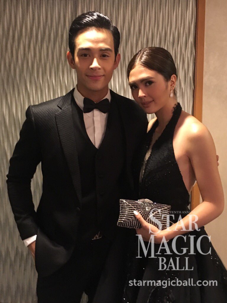 starmagicphils's tweet photo. Si Sofia Andres kaya ang partner sa red carpet ni Diego Loyzaga? #StarMagicBall2016 l https://t.co/n3PGgt8at1 https://t.co/2LcXWlFqnm