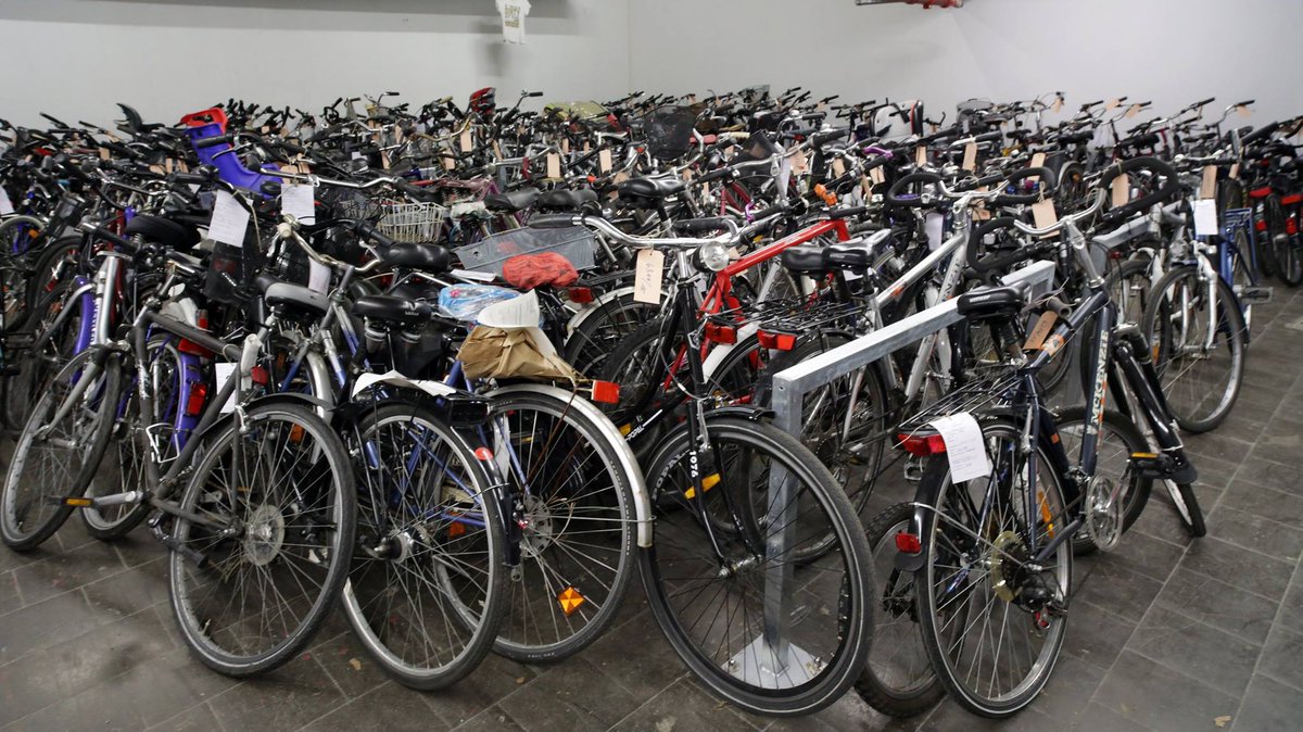 #Versteigerung: 75 #Fahrräder warten am Dienstag, 25.10., im #Fundbüro auf neue Besitzer duesseldorf.de/medienportal/p… https://t.co/7FaDBKZbRk