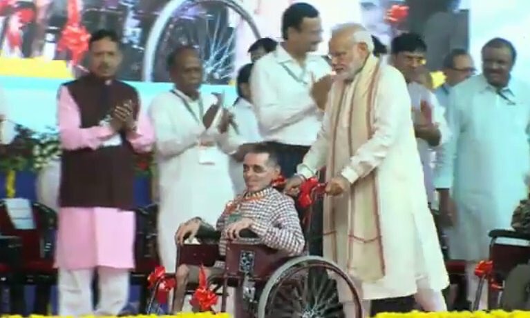 KANABARDr's tweet photo. Is he the same @narendramodi who gets reverence from heads of superpowers &amp; punishes errant neighbour when it becomes necessary ? @PMOIndia https://t.co/Ymsljg7hp7