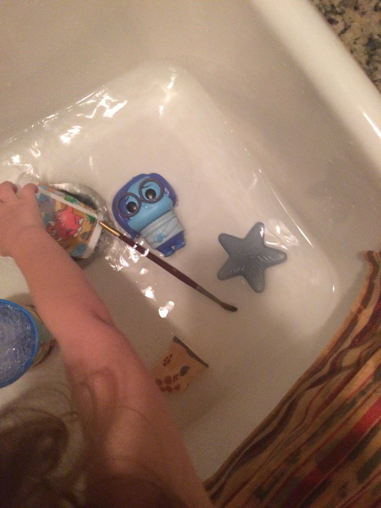 jkennedymkb5's tweet photo. She's in the sink! #washthesadnessaway https://t.co/4JPyvocxua