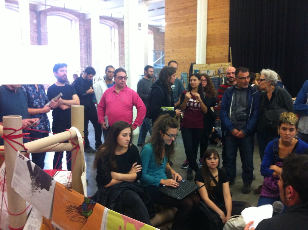 EstellaMarcos's tweet photo. Cada vegada mes gent a l'stand escoltant les #ConversesDirecta @La_Directa https://t.co/O2UFJ5ZUWU