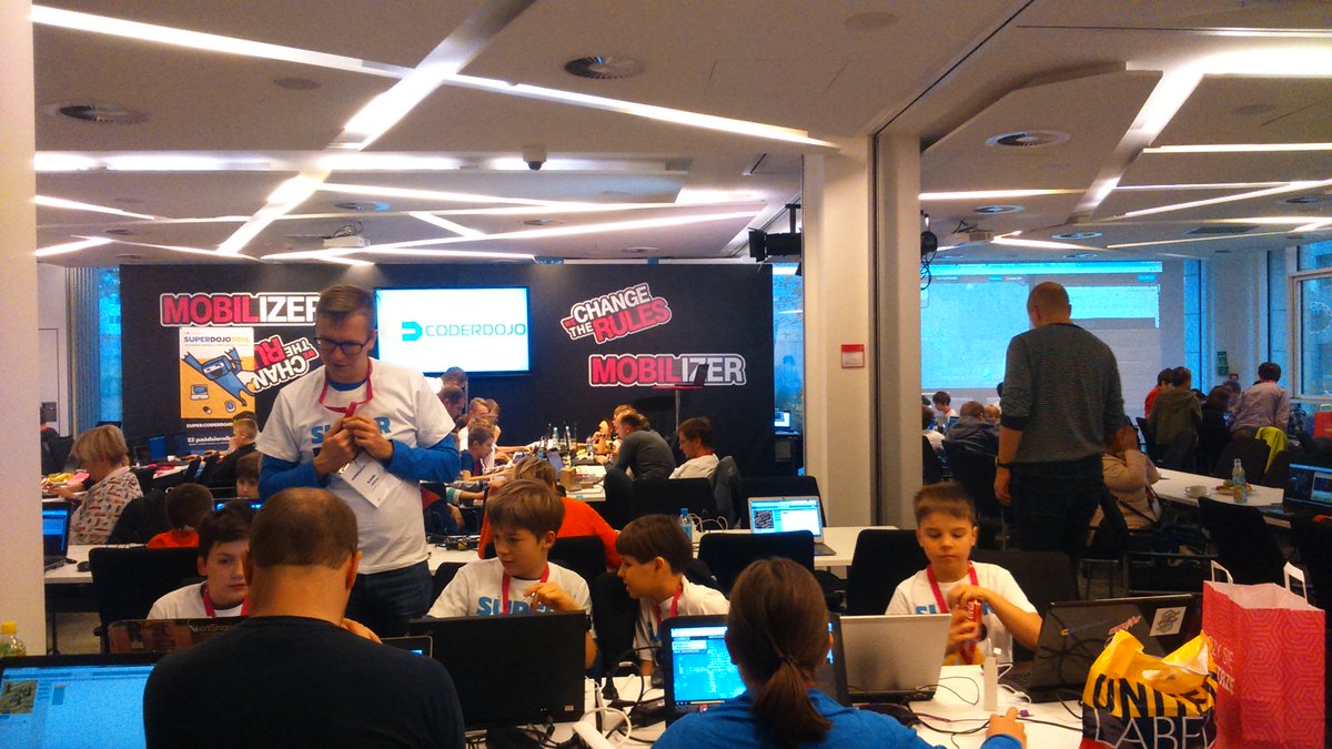 CoderDojoPL's tweet image. #SuperDojo2016 właśnie się wydarza! 300 #ninja i #mentorów w siedzibie @TMobilePolska w Warszawie. #CodeWeekPL jest najepszy!