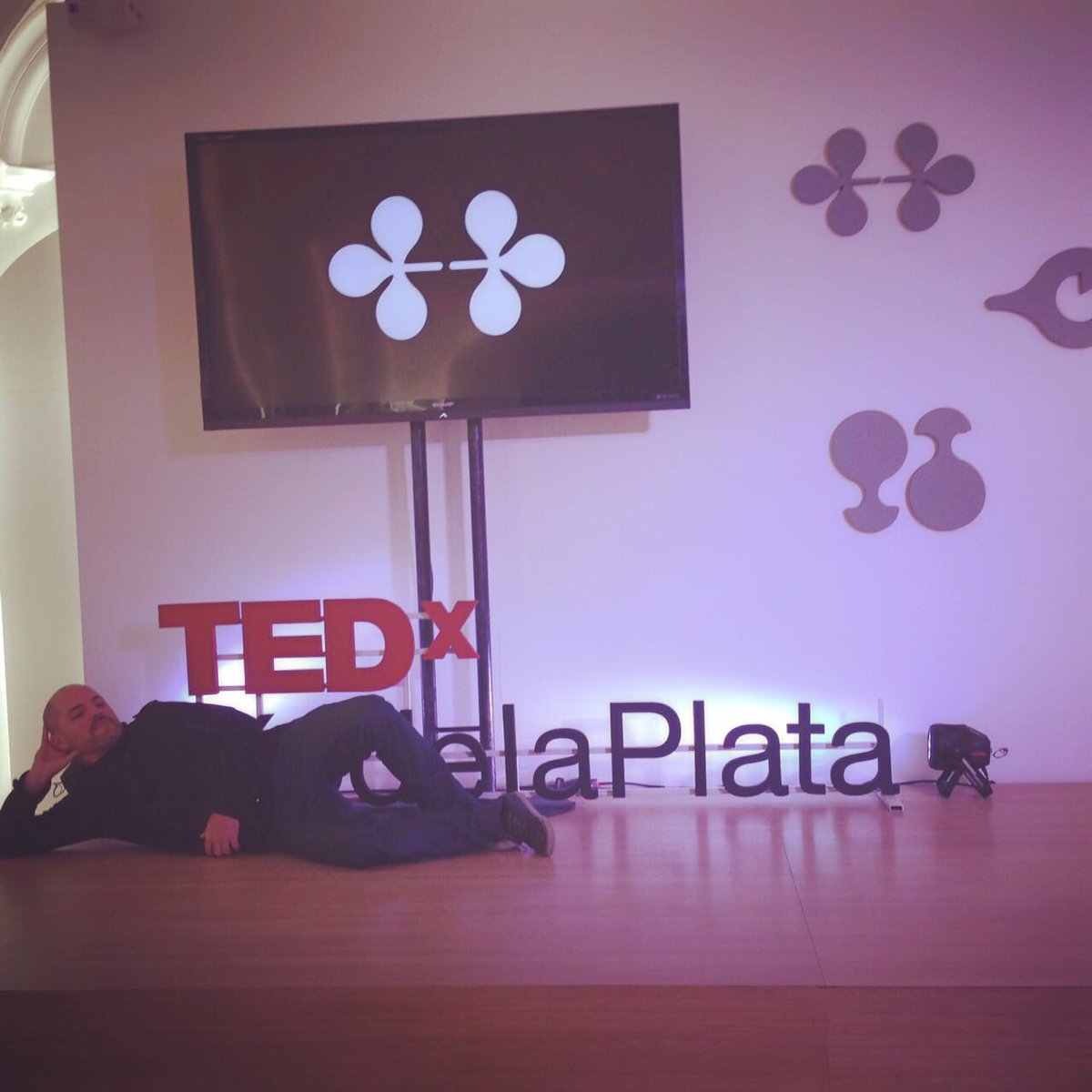 decilook's tweet photo. H O Y!! @cesar_silveyrap cumple un sueño!! Su primer charla @TEDxRdelaP va a estar desplegando su magia arriba del escenario!!! https://t.co/YftiHdn9PS