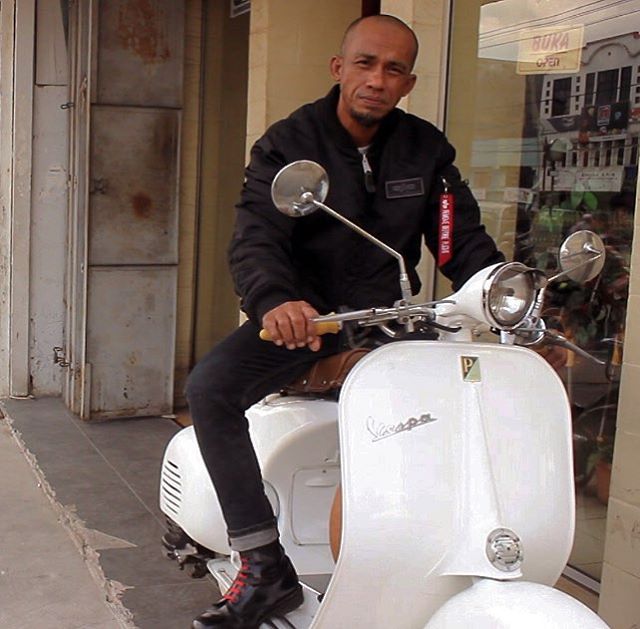 the_trotoar's tweet photo. Jerry / Pak Jer.. Frontman of The Trotoar
..
#Skinhead #DumaiCity #KotaDumai #TheTrotoar #band #OilCity #StreetPunk #Oi #DRMARTENSTYLE https://t.co/Cjtnbnromg