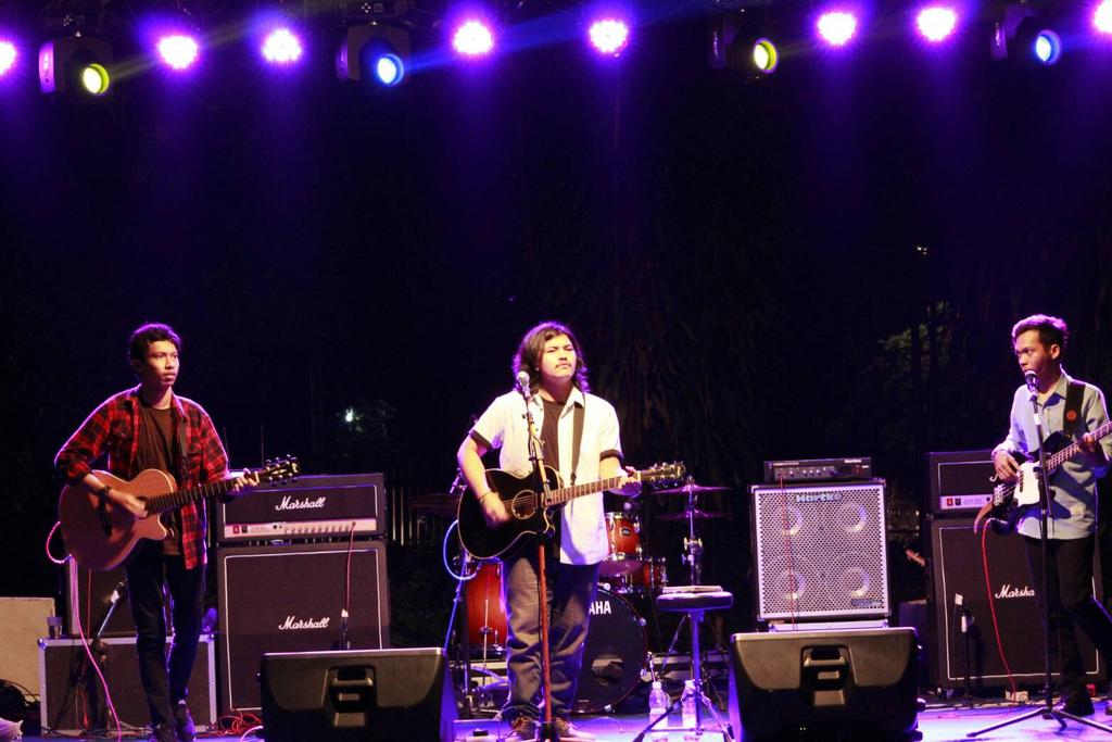 jogjajanan's tweet photo. malem mingguan di Jogjajanan ditemenin sama alunana musik dari The Render https://t.co/pgO7ylJV6G