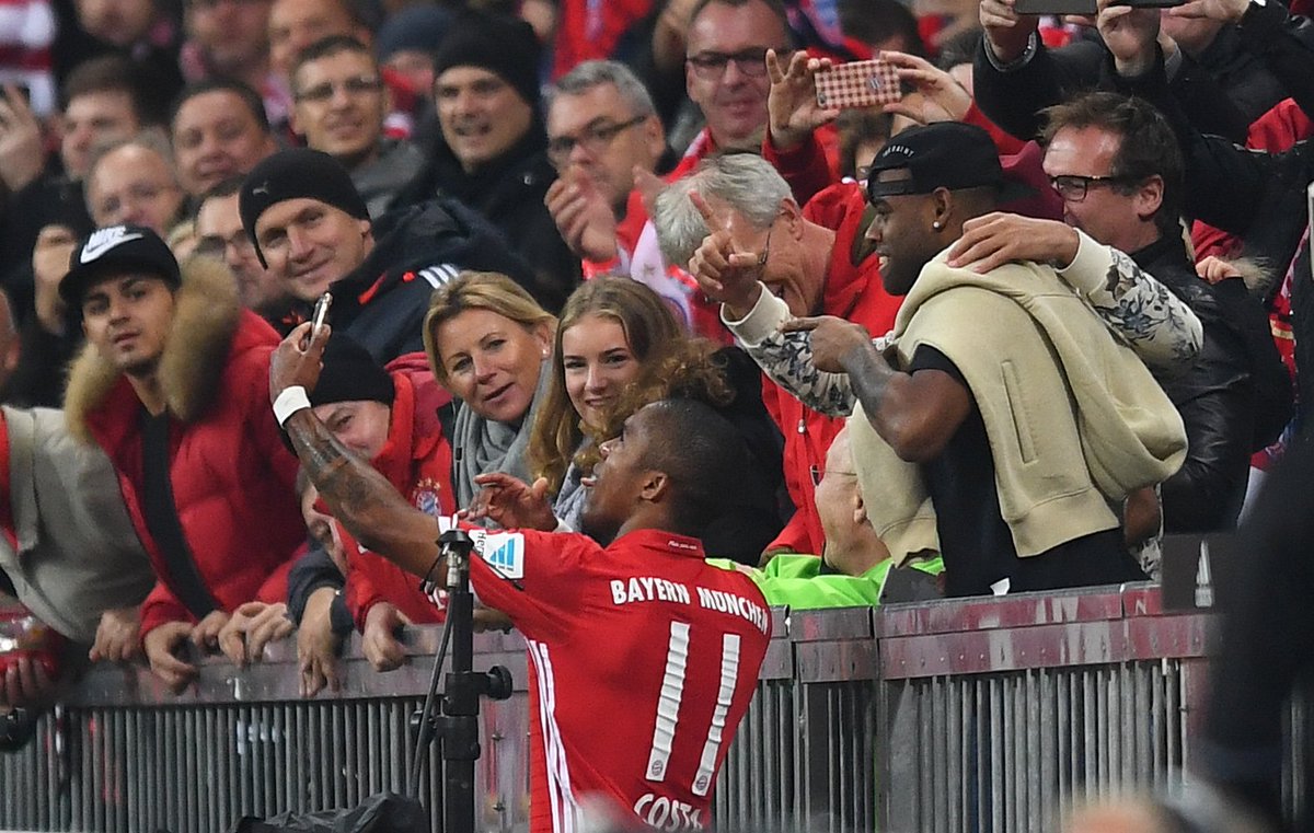 #FCBayernSelfie mit @douglascosta. ✌️📸 #FCBBMG #MiaSanMia https://t.co/umos8EtbIB