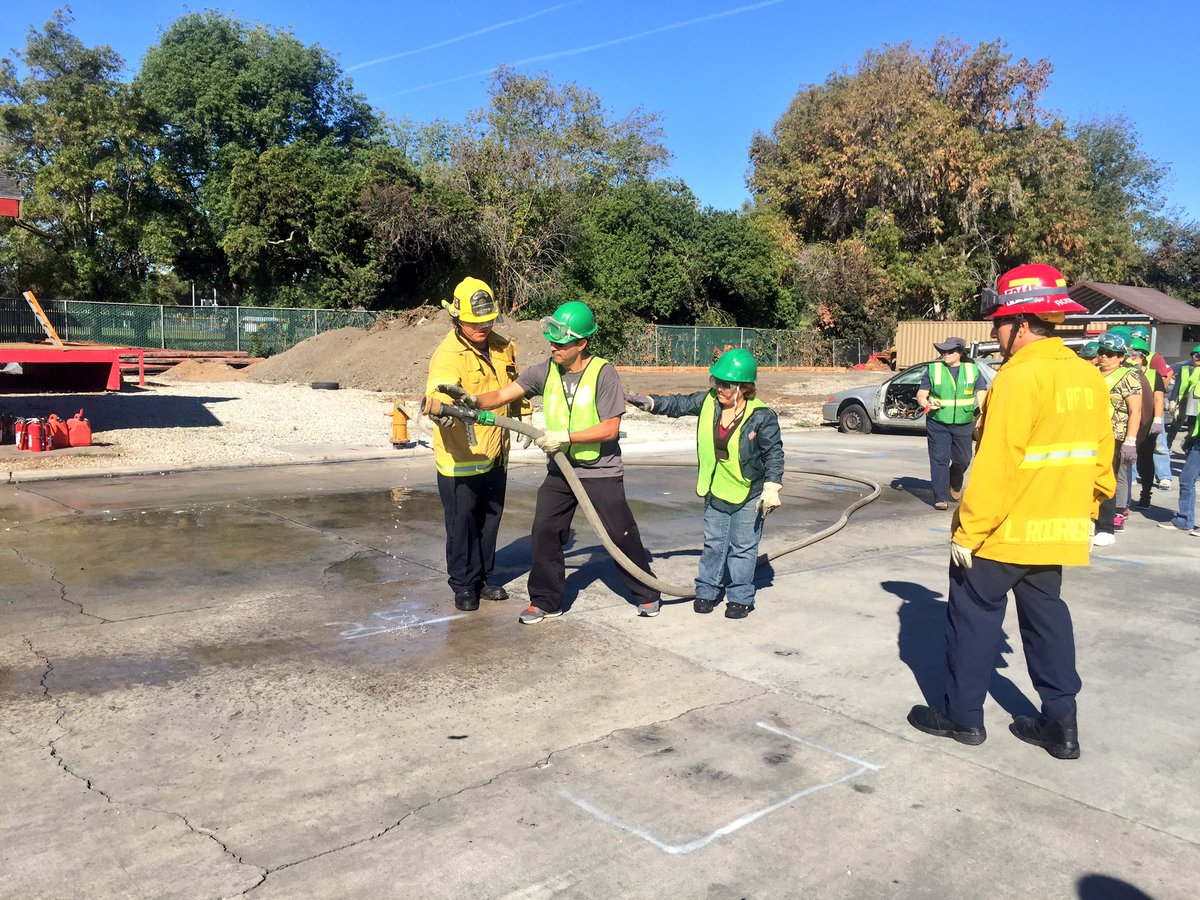 LBCERT's tweet photo. Estamos aprendiendo como usar extinguidores de fuego en nuestra clase de #LBCERT! https://t.co/GGo0Rlo83F