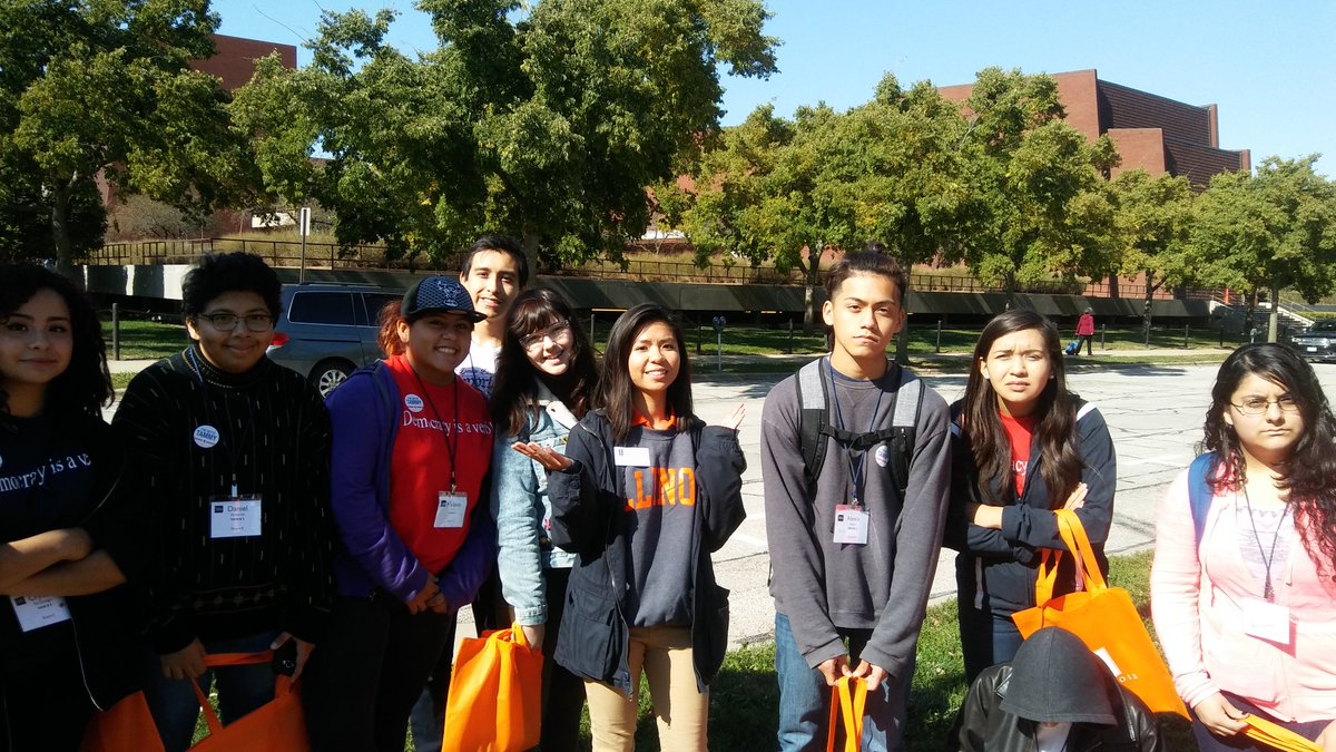 BurrellPoe's tweet image. Silly picture with the tour guide! #changethestory #van3 #van4 @mikvafantastic4