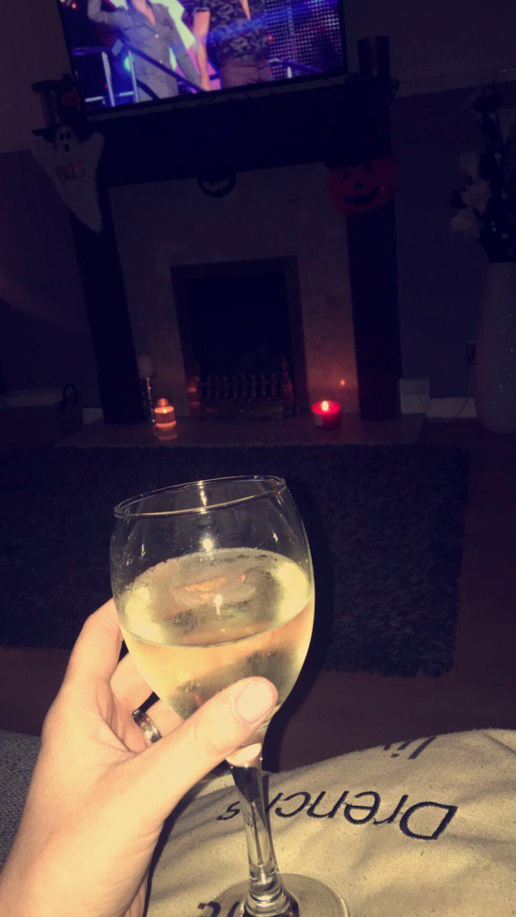 gracegracekelly's tweet photo. When ur waiting on ur husband to get home and he's suck in traffic 😡 #wineopen 🍾🍾 @DrenchSteven https://t.co/qUGYJGSKdp