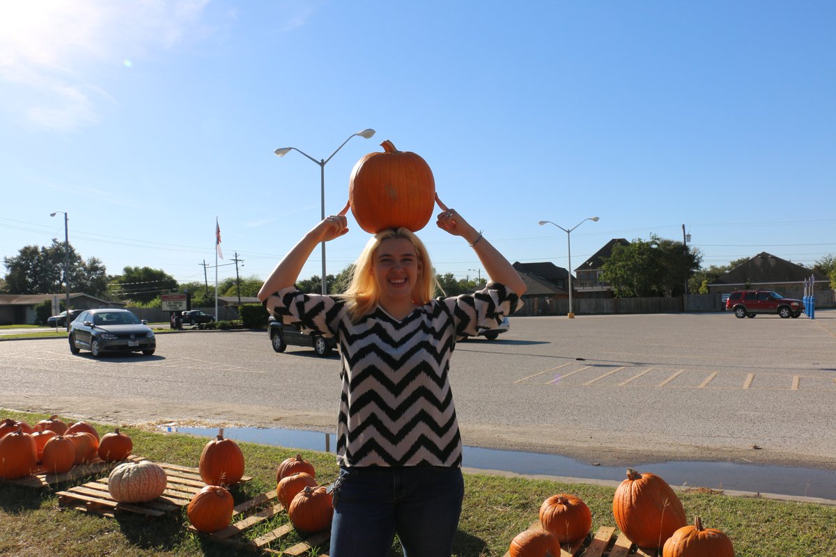 modernlymik's tweet photo. My roommates and I went pumpkin picking! @TheBlogger_Hub #bbloggers #lifestyleblogger #fallthingstodo https://t.co/6nU8eTRHeb https://t.co/71IrhjQttv