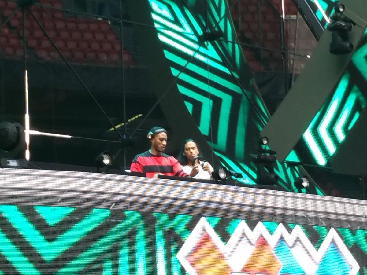 tweemeter2's tweet photo. Mooie 90s party met @SunneryJames, @RyanMarciano, @SHOWTEK en @Rosannegerrits. #yekkeh, #teenspirit, #sweetdreams. #amf https://t.co/AuQmD9YoNr