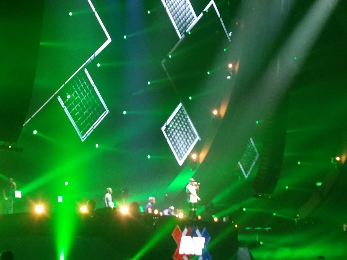 tweemeter2's tweet photo. Mooie 90s party met @SunneryJames, @RyanMarciano, @SHOWTEK en @Rosannegerrits. #yekkeh, #teenspirit, #sweetdreams. #amf https://t.co/AuQmD9YoNr