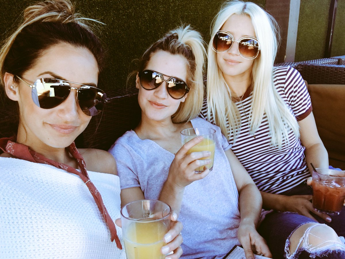 Hey Denver, we just got here and we're already obsessed with you. Side note,  <a href="/TheViewHouse/">ViewHouse</a> is BADASS🍾