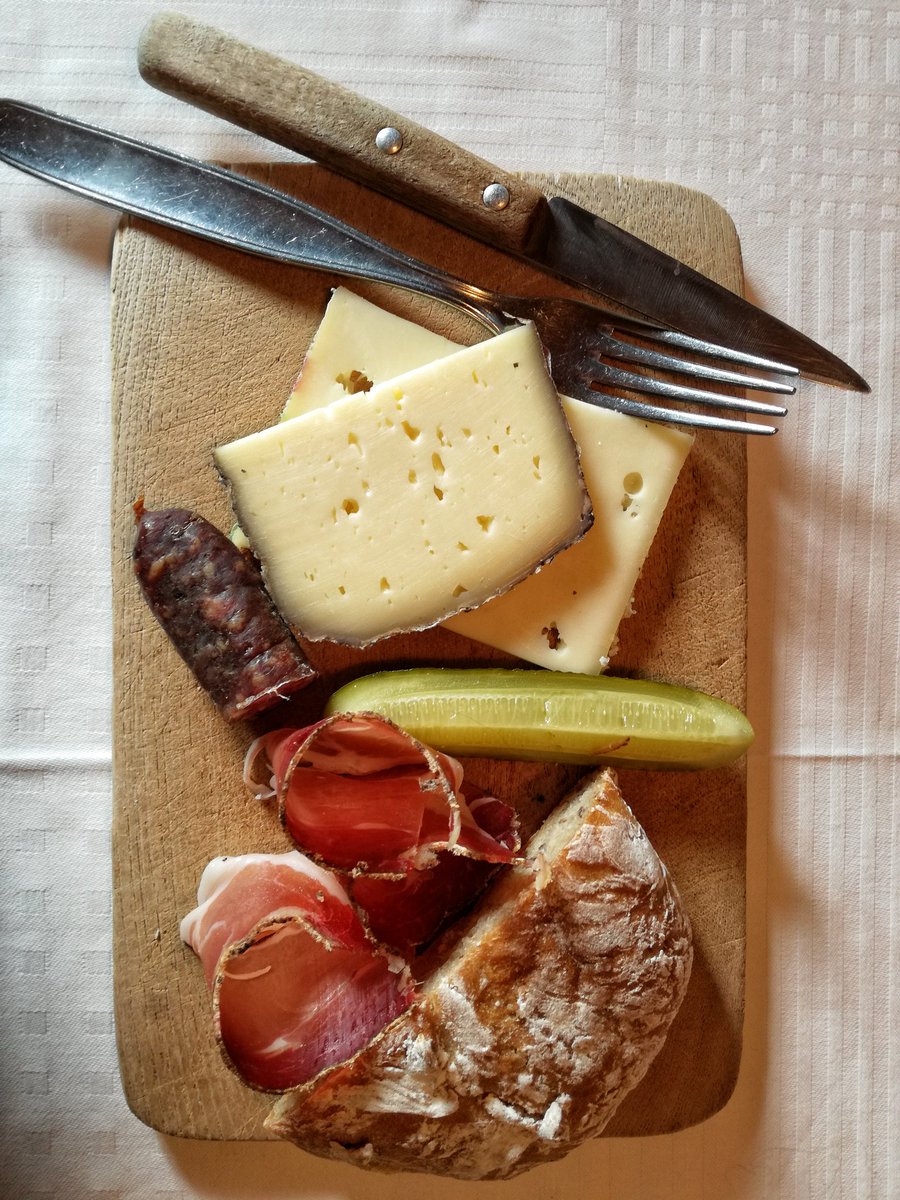 robcastrichella's tweet photo. Nel #weekend dei sogni non può mancare il pranzo in malga! #madeinaltoadige https://t.co/Sqtv9ng1SP