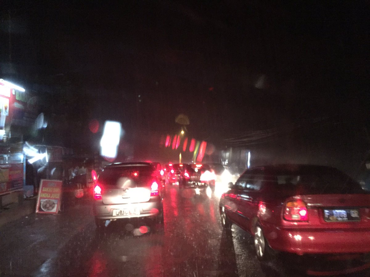 21.10: Cipayung Bogor arah Puncak, cuaca hujan. via <a href="/rolandcoku/">Parolan Harahap</a>