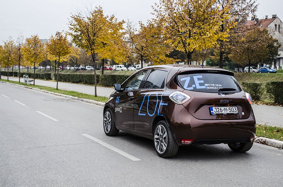AutoRevolucija's tweet photo. VOZILI SMO: Električni @renault_fr Zoe
@RenaultBiH @RenaultSportF1 #RenaultZOE #EV #ElectricCars https://t.co/YqF1jpJETn https://t.co/o4JooZ7hOE