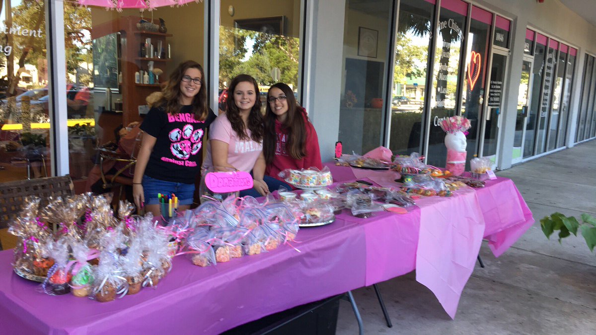 MSalonSpa1's tweet photo. #CancerAwareness #bakesale #Msalonspa today Saturday oct 22 please come down and #support us . All baked goods are by donations https://t.co/rD696w4Lj3