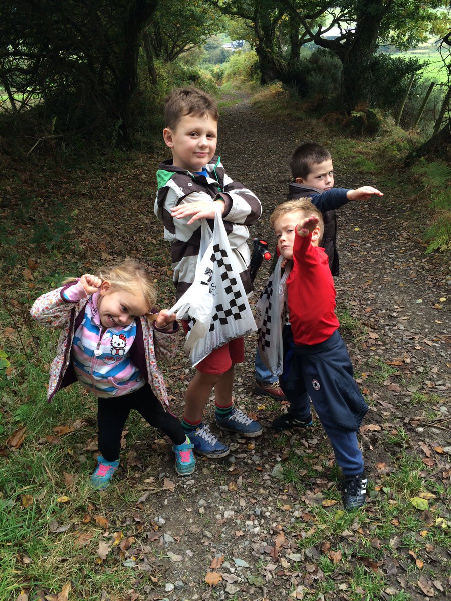 KSera12's tweet photo. Blackberry picking squad #crumblegoals https://t.co/xquJWp9kYW