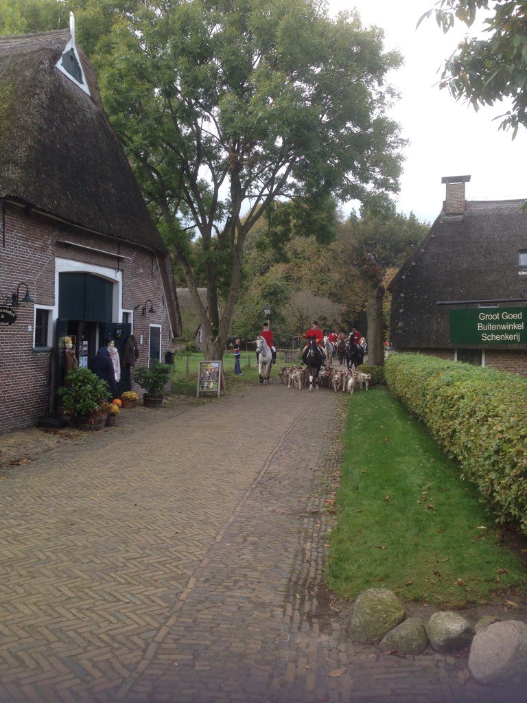 Orvelte_Drenthe's tweet photo. Mooi plaatje #Slipjacht door dorp Orvelte. #zien #beleven #nostalgie #oogst #landelijk #natuur #sfeer #landerijen https://t.co/LZaRSnPn6c