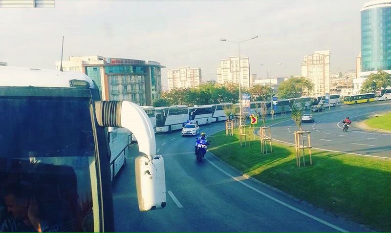 25 bussen vol met Trabzonspor supporters onderweg naar het stadion van Galatasaray.