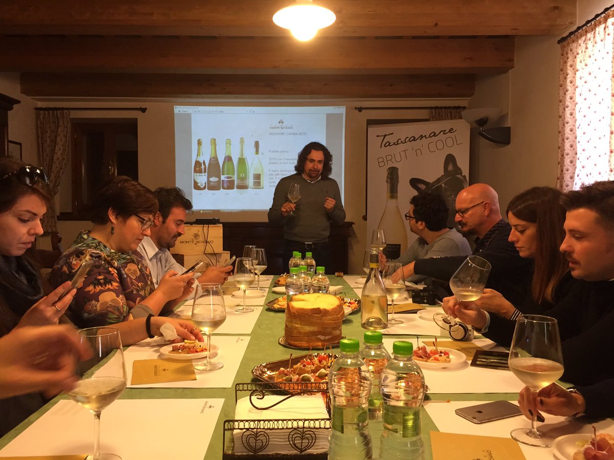 Admarca's tweet photo. L'evoluzione della bottiglia del #Tassanare #brutandcool https://t.co/CbXwlY0ZRV