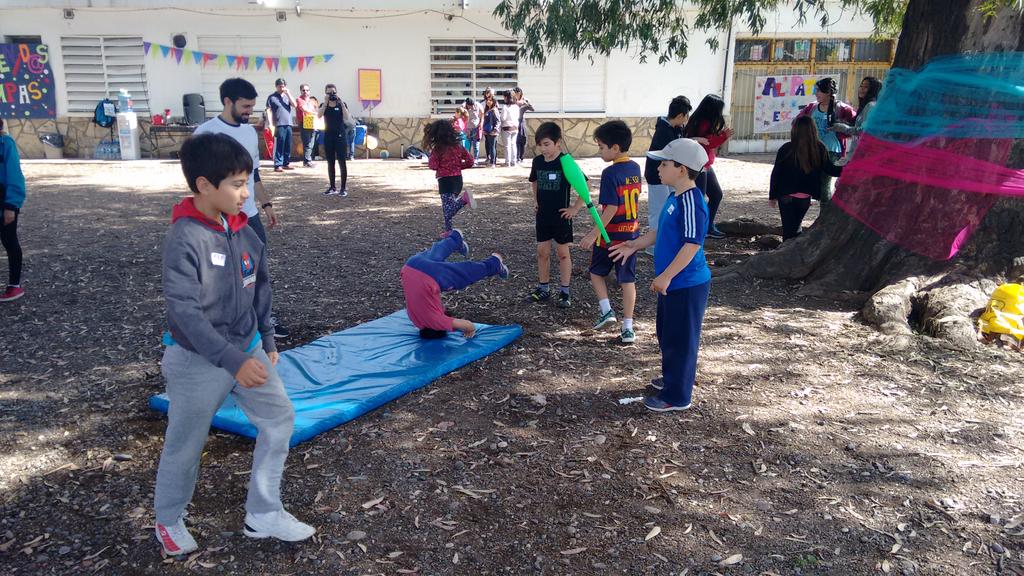 mineducacionqn's tweet photo. #ALPATIO nos animamos a saltar la soga y hacer acrobacias. #UniendoPatios #ESC103 #Confluencia https://t.co/aUjZpMNE0y