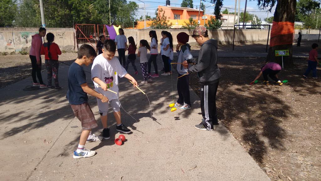 mineducacionqn's tweet photo. #ALPATIO nos animamos a saltar la soga y hacer acrobacias. #UniendoPatios #ESC103 #Confluencia https://t.co/aUjZpMNE0y