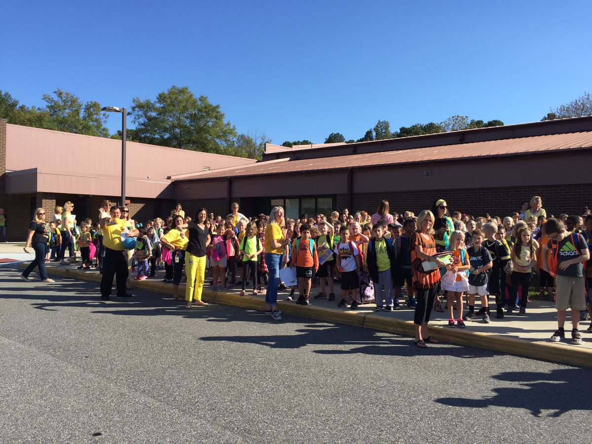 CherylMParr's tweet image. Students make human greeting card to thank TES bus drivers for all they do! We &apos;wheelie&apos; love you! #bussafetyweek  #TEScubs