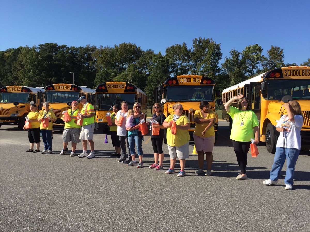 CherylMParr's tweet image. Students make human greeting card to thank TES bus drivers for all they do! We &apos;wheelie&apos; love you! #bussafetyweek  #TEScubs