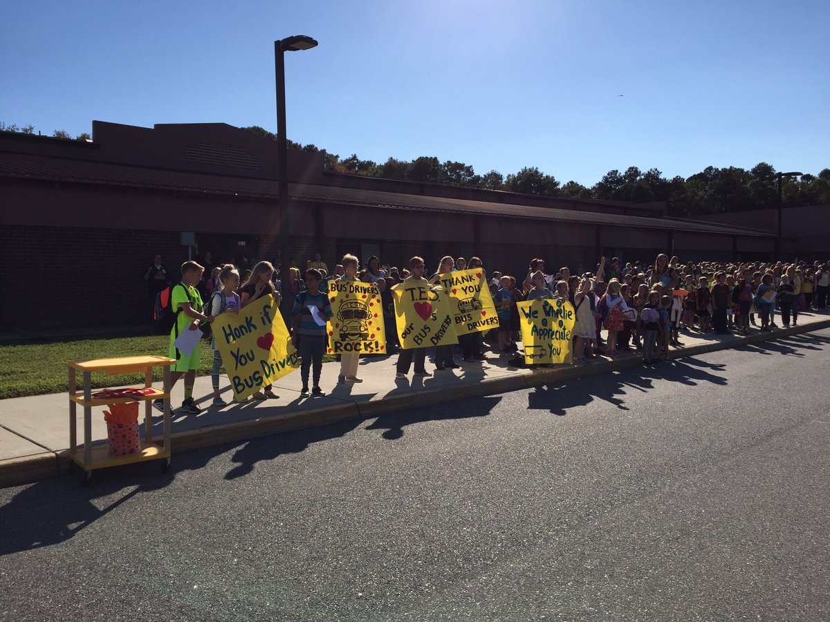 CherylMParr's tweet image. Students make human greeting card to thank TES bus drivers for all they do! We &apos;wheelie&apos; love you! #bussafetyweek  #TEScubs