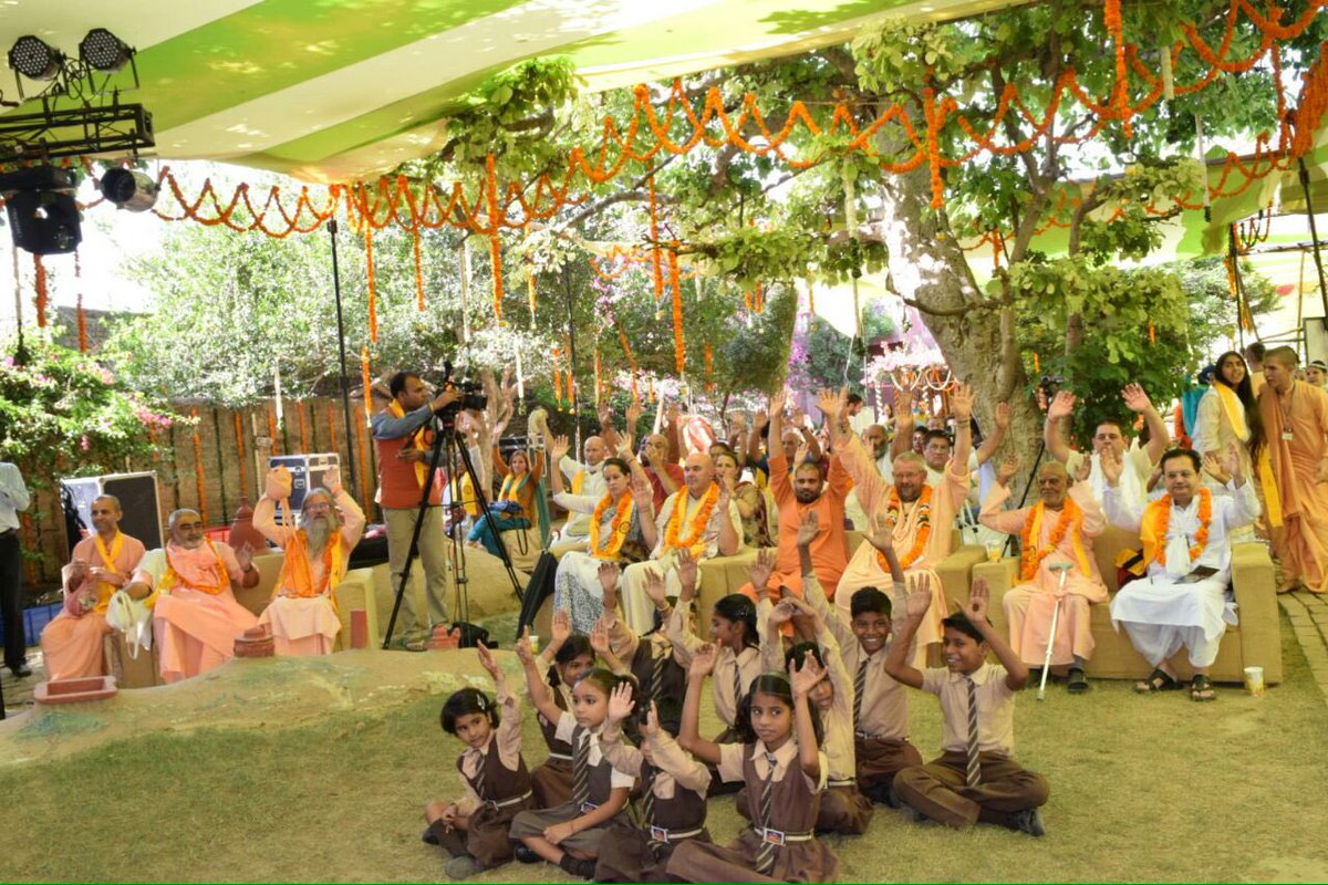 wash_alliance's tweet photo. @SadhviBhagawati of @Wash_Alliance leads pledge for @SwachhBharat, #CleanYamuna, #WASH, #ODF & #endriverpollution! https://t.co/92Sb1A5vSV
