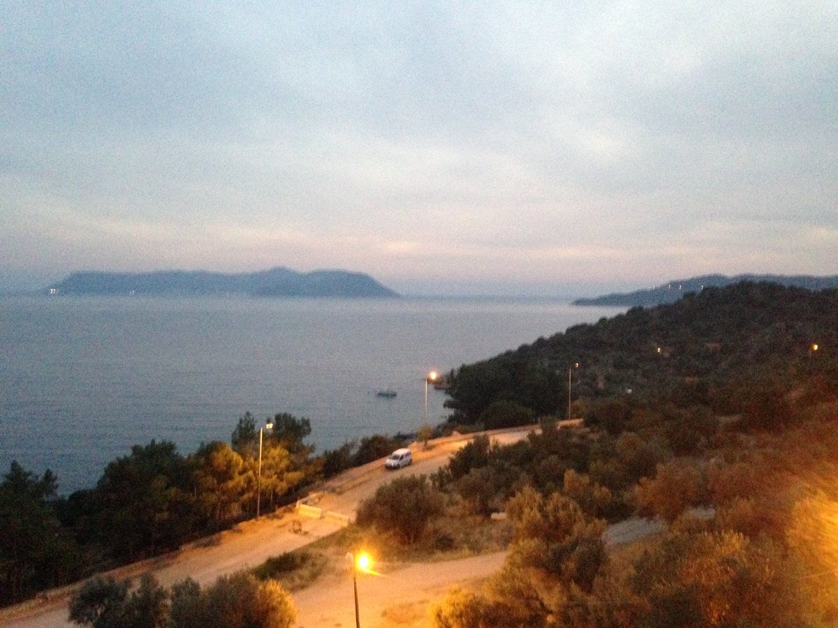 reachnisha's tweet photo. .@mollycrabapple: I was on the opposite side of this view last year. What #Greece looks like from glorious #Turkey <3 #trval #solotravel #lp https://t.co/EtmwRAGOM8
