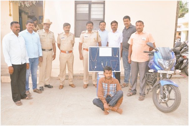 DCPSouthBCP's tweet photo. Thalaghattapura Police arrested notorious Chain Snatching accused Roshan@Roshan Khan.
Detected 6 cases, recovered 6lakhs ppty.
Well done 👏 https://t.co/o00omjPCNb