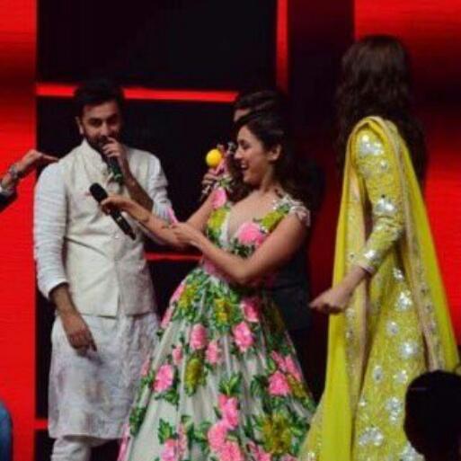 _themiserblekid's tweet photo. Oh Ladhki Beautiful Kar Gyi Chull💃💃❤
@AnushkaSharma Looking Gorgeous in Yellow Queen💛 GOSH!!#PromotionsOn #QueenInperfectoufits❤ https://t.co/s7LS3vqoJf