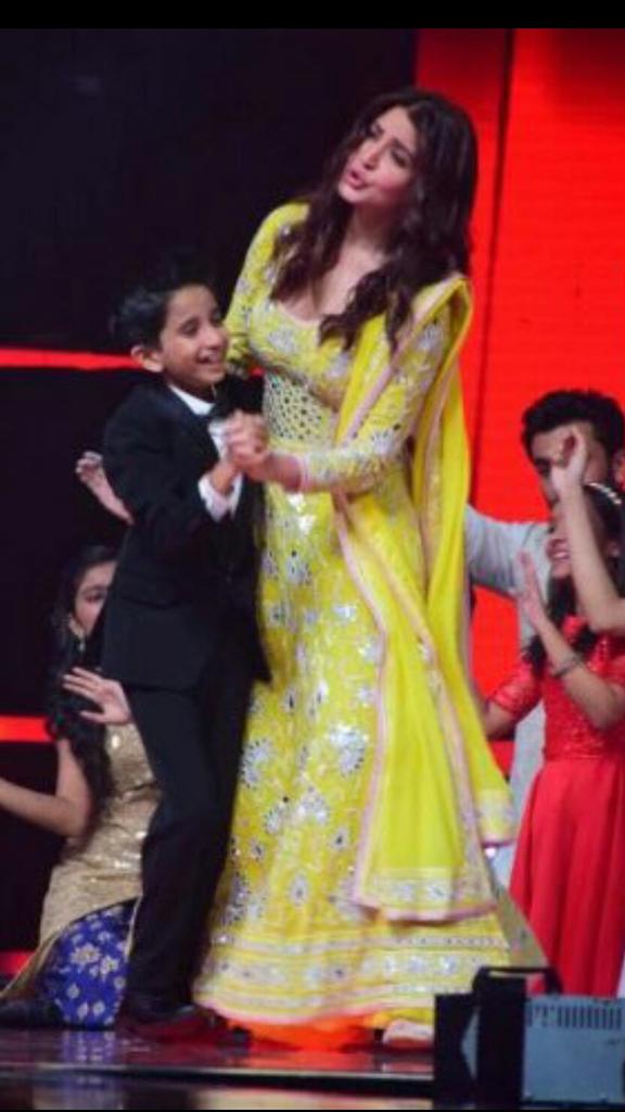 _themiserblekid's tweet photo. Oh Ladhki Beautiful Kar Gyi Chull💃💃❤
@AnushkaSharma Looking Gorgeous in Yellow Queen💛 GOSH!!#PromotionsOn #QueenInperfectoufits❤ https://t.co/s7LS3vqoJf