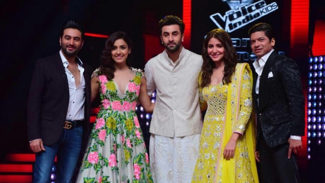 _themiserblekid's tweet photo. Oh Ladhki Beautiful Kar Gyi Chull💃💃❤
@AnushkaSharma Looking Gorgeous in Yellow Queen💛 GOSH!!#PromotionsOn #QueenInperfectoufits❤ https://t.co/s7LS3vqoJf